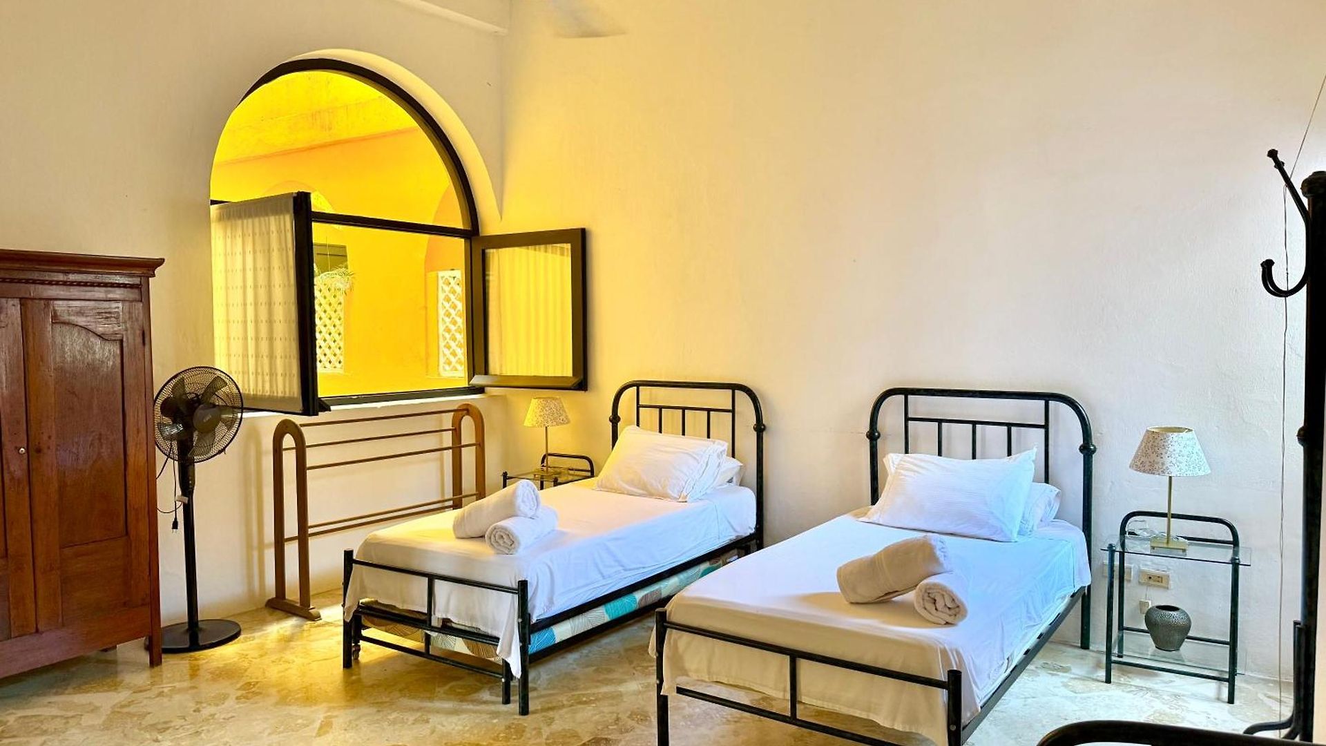 By Calamari Homes - El Porvenir 306 Walled Apartment *
